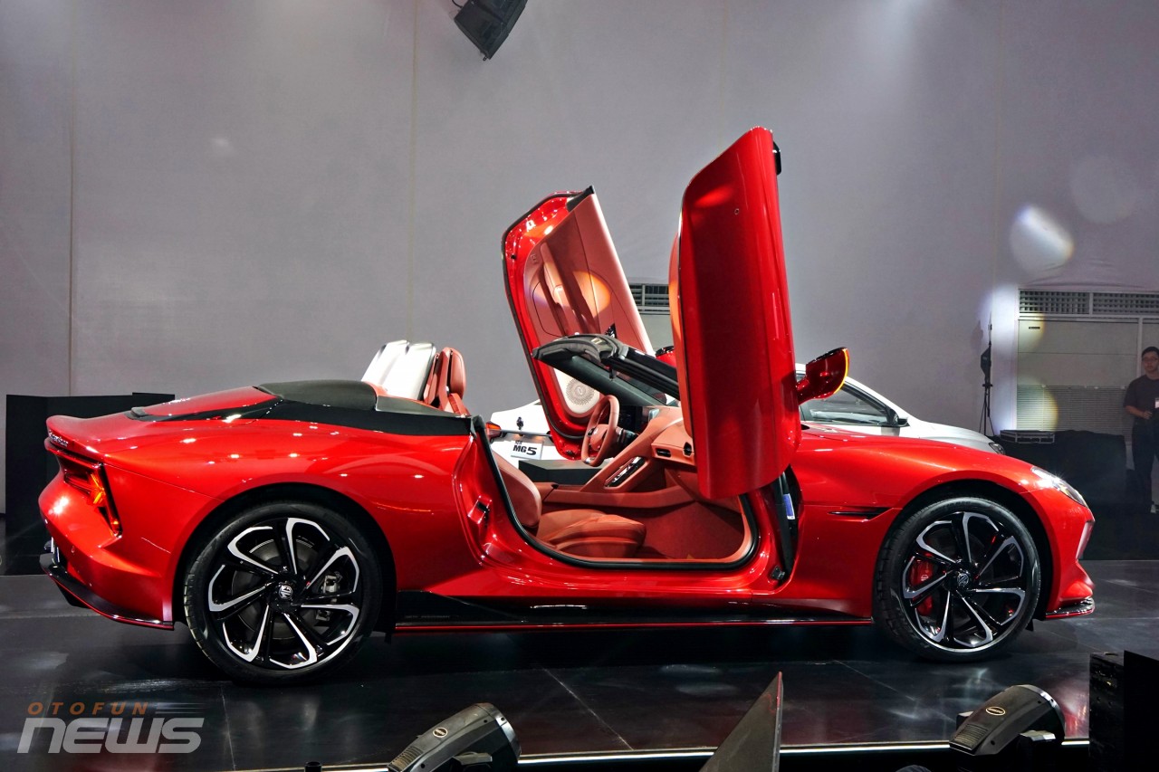 MG Cyberster xe thể thao điện với cửa cánh chim có mặt tại Việt Nam MG Cyberster có thiết kế cửa cắt kéo.