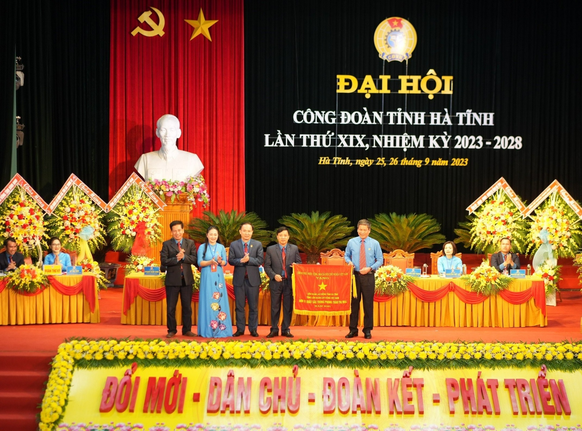 Trang trọng, ấn tượng Đại hội Công đoàn Hà Tĩnh lần thứ XIX, nhiệm kỳ 2023-2028 Trang trọng, ấn tượng Đại hội Công đoàn Hà Tĩnh lần thứ XIX, nhiệm kỳ 2023-2028