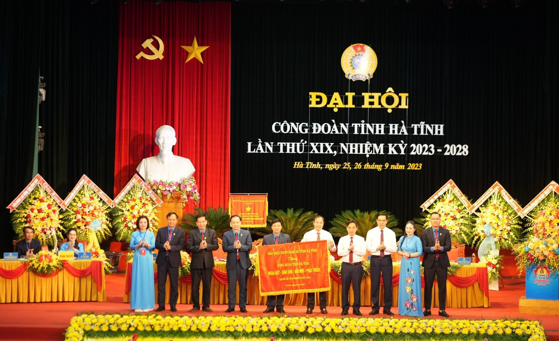 Trang trọng, ấn tượng Đại hội Công đoàn Hà Tĩnh lần thứ XIX, nhiệm kỳ 2023-2028 Trang trọng, ấn tượng Đại hội Công đoàn Hà Tĩnh lần thứ XIX, nhiệm kỳ 2023-2028