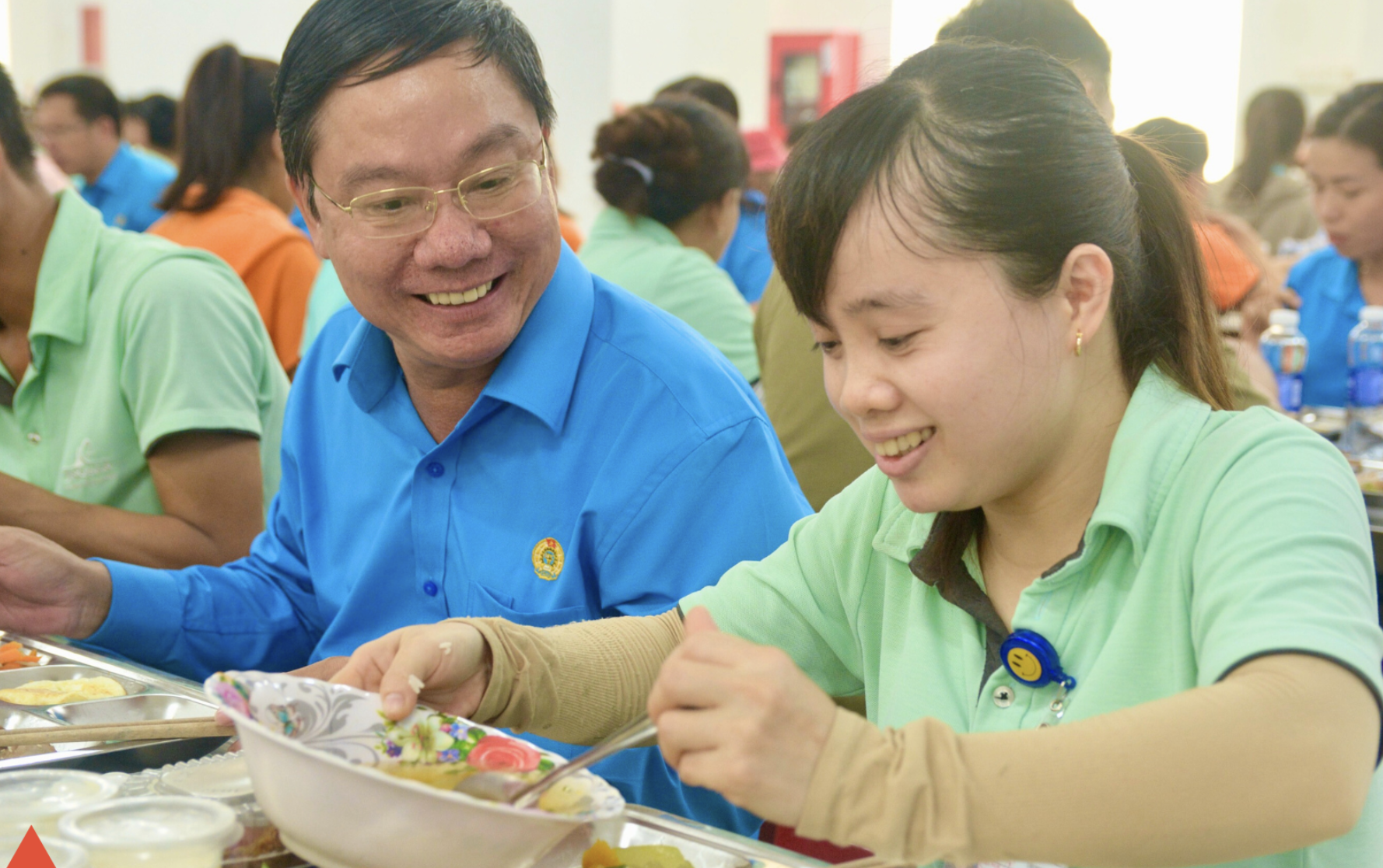 Nụ cười nữ công nhân khi được dùng Nụ cười nữ công nhân khi được dùng