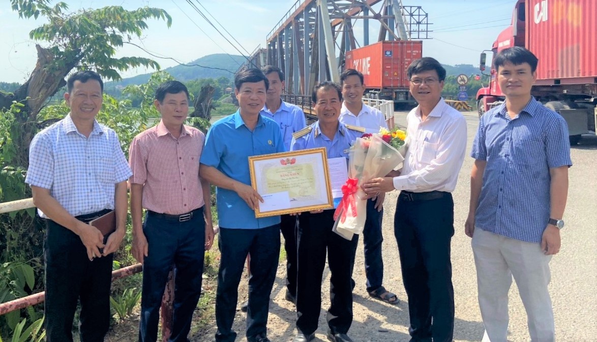 Khen thưởng công nhân Đường sắt dũng cảm cứu người Khen thưởng công nhân Đường sắt dũng cảm cứu người