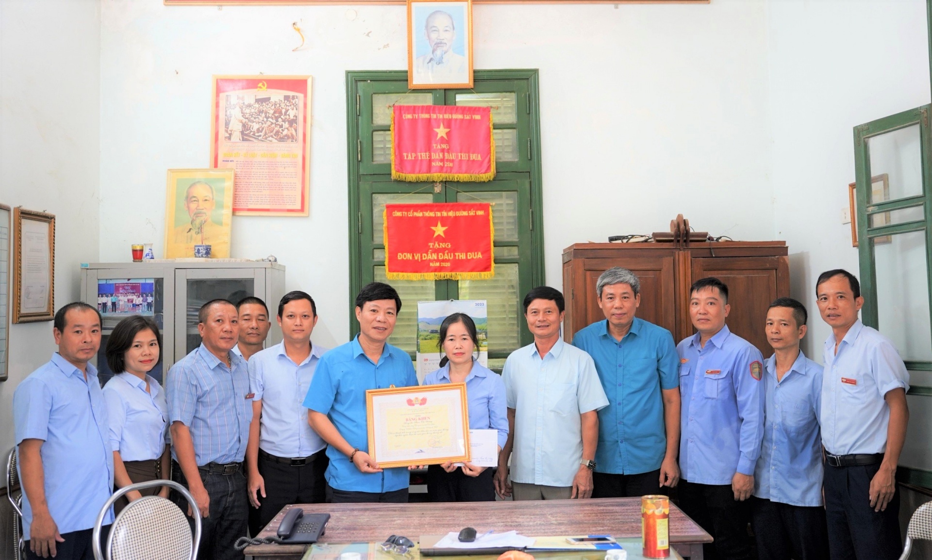 Khen thưởng công nhân Đường sắt dũng cảm cứu người Khen thưởng công nhân Đường sắt dũng cảm cứu người