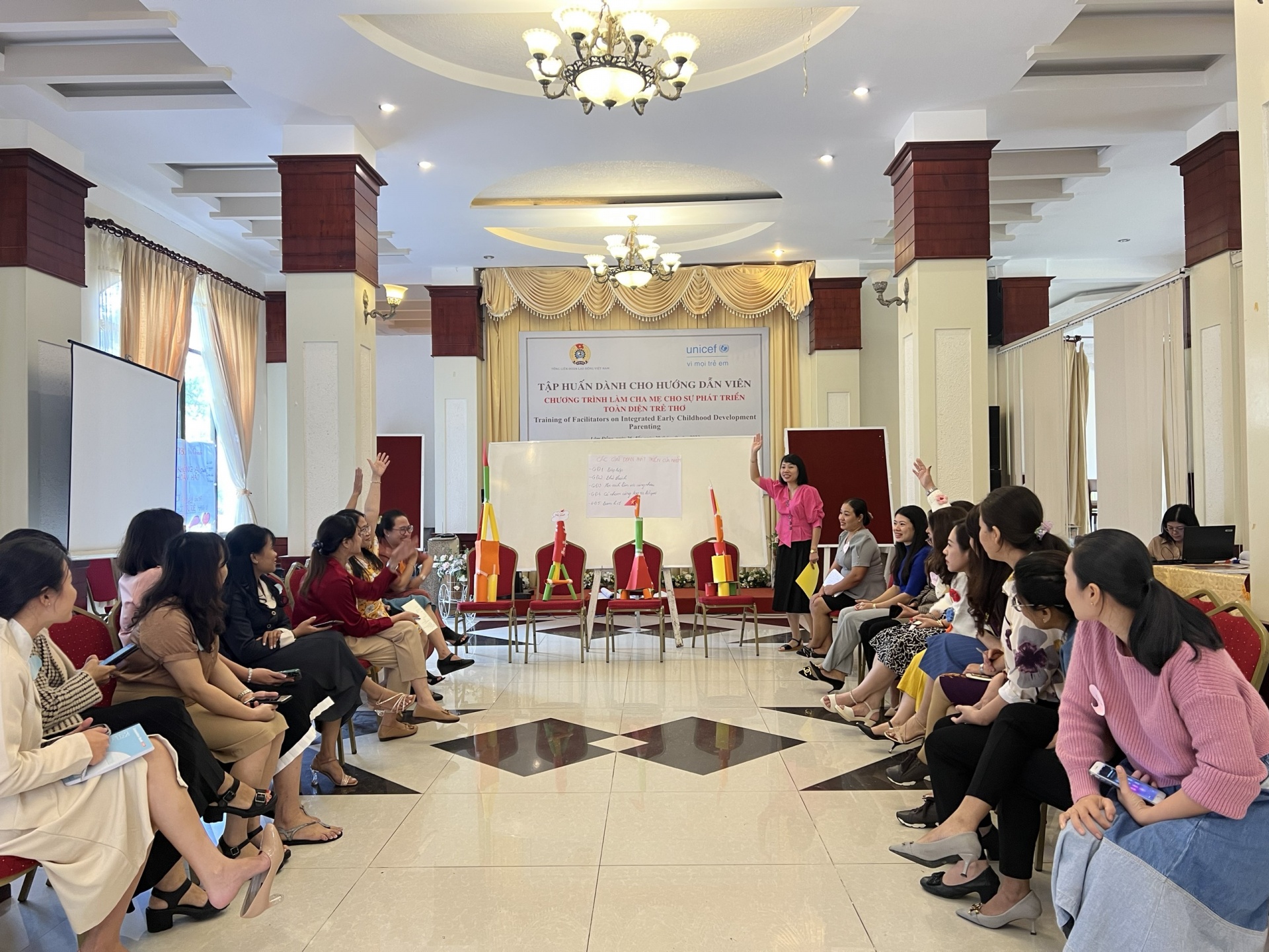 Tập huấn cán bộ công đoàn về kỹ năng làm cha mẹ cho phát triển toàn diện trẻ thơ