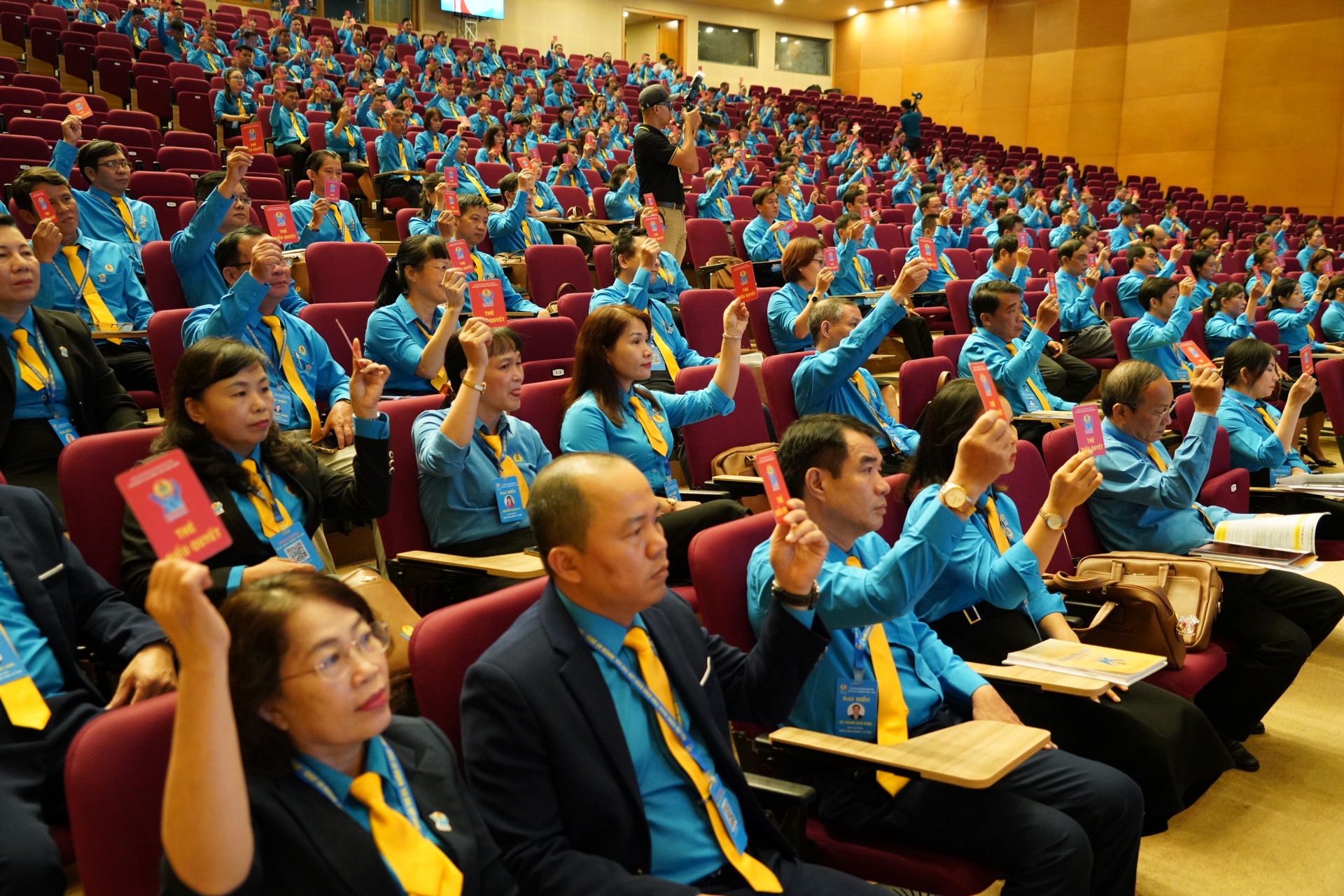 Đại biểu dự ĐH biểu quyết thông qua 1 số nội dung. Ảnh: HOÀI NAM Đại biểu dự ĐH biểu quyết thông qua 1 số nội dung. Ảnh: HOÀI NAM