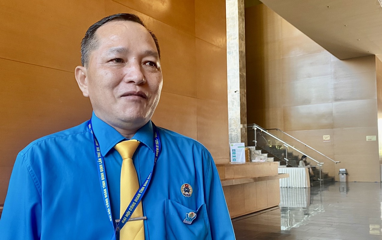 Ông Nguyễn Tiến Dũng, Công đoàn KKT tỉnh Bình Định rơm rớm nước mắt kể về những lần đi thăm đoàn viên, NLĐ ốm đau, bệnh tật. Ảnh: HOÀI NAM Ông Nguyễn Tiến Dũng, Công đoàn KKT tỉnh Bình Định rơm rớm nước mắt kể về những lần đi thăm đoàn viên, NLĐ ốm đau, bệnh tật. Ảnh: HOÀI NAM