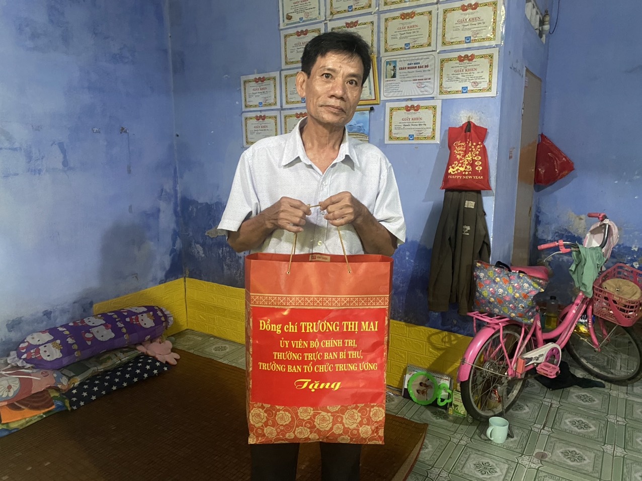 Ông Nguyễn Thành Ninh, công nhân Công ty Kỹ nghệ gỗ Tiến Đạt khoe được nhận quà của Uỷ viên BCT, Thường trực Ban Bí thư, Trưởng Ban Tổ chức Trung ương Trương Thị Mai. Ảnh: ĐVCC Ông Nguyễn Thành Ninh, công nhân Công ty Kỹ nghệ gỗ Tiến Đạt khoe được nhận quà của Uỷ viên BCT, Thường trực Ban Bí thư, Trưởng Ban Tổ chức Trung ương Trương Thị Mai. Ảnh: ĐVCC