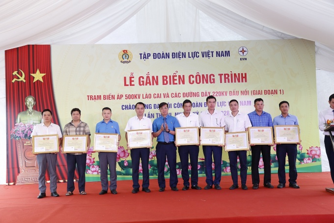 Gắn biển công trình chào mừng Đại hội VI Công đoàn Điện lực Việt Nam