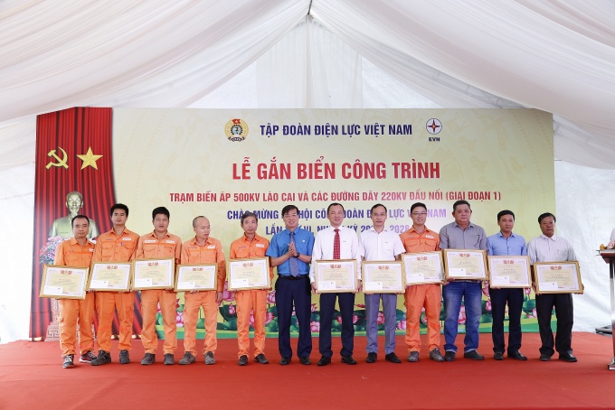 Gắn biển công trình chào mừng Đại hội VI Công đoàn Điện lực Việt Nam