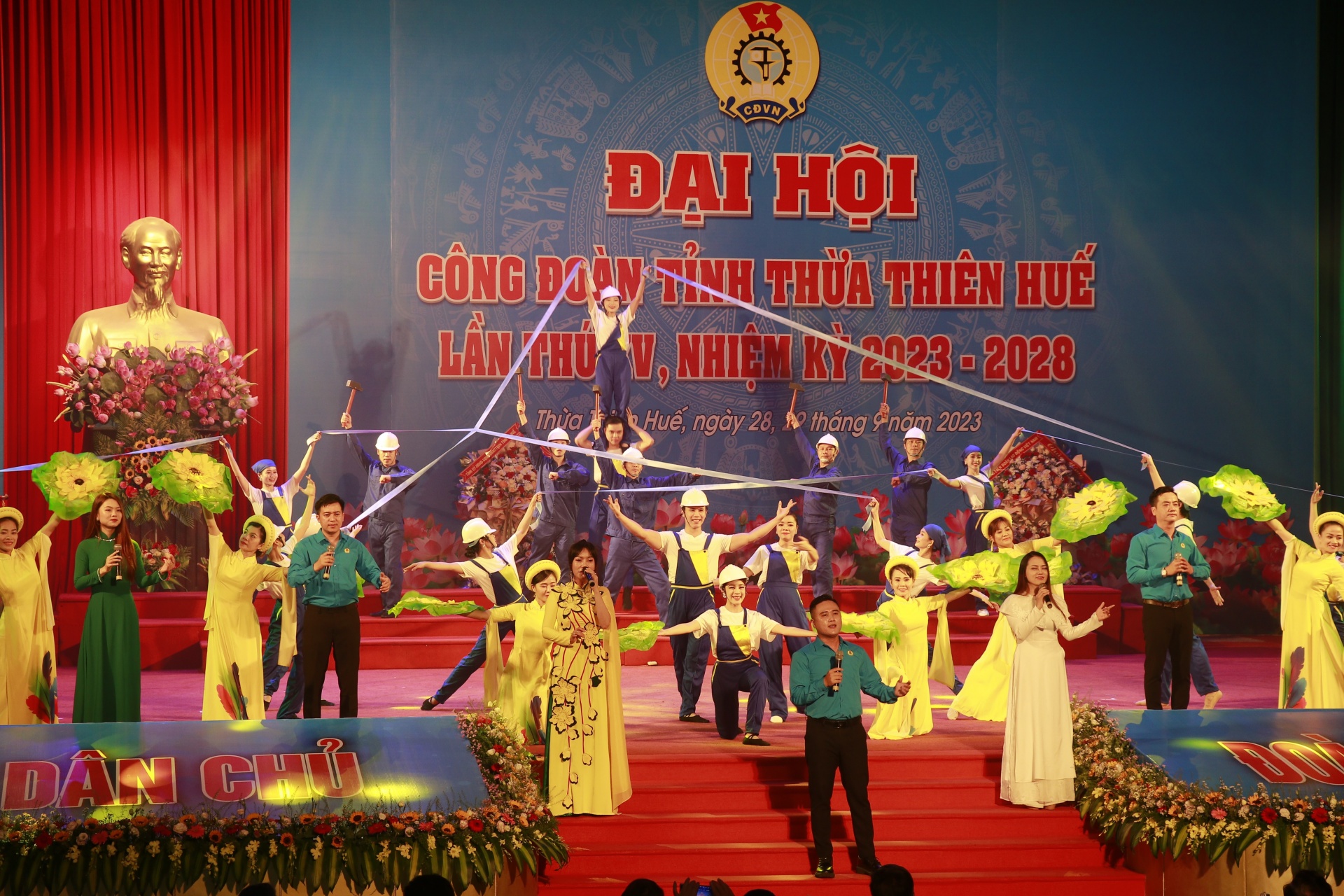 Đại hội Công đoàn Thừa Thiên Huế lần thứ XV: Trang trọng, phấn khởi Đại hội Công đoàn Thừa Thiên Huế lần thứ XV: Trang trọng, phấn khởi