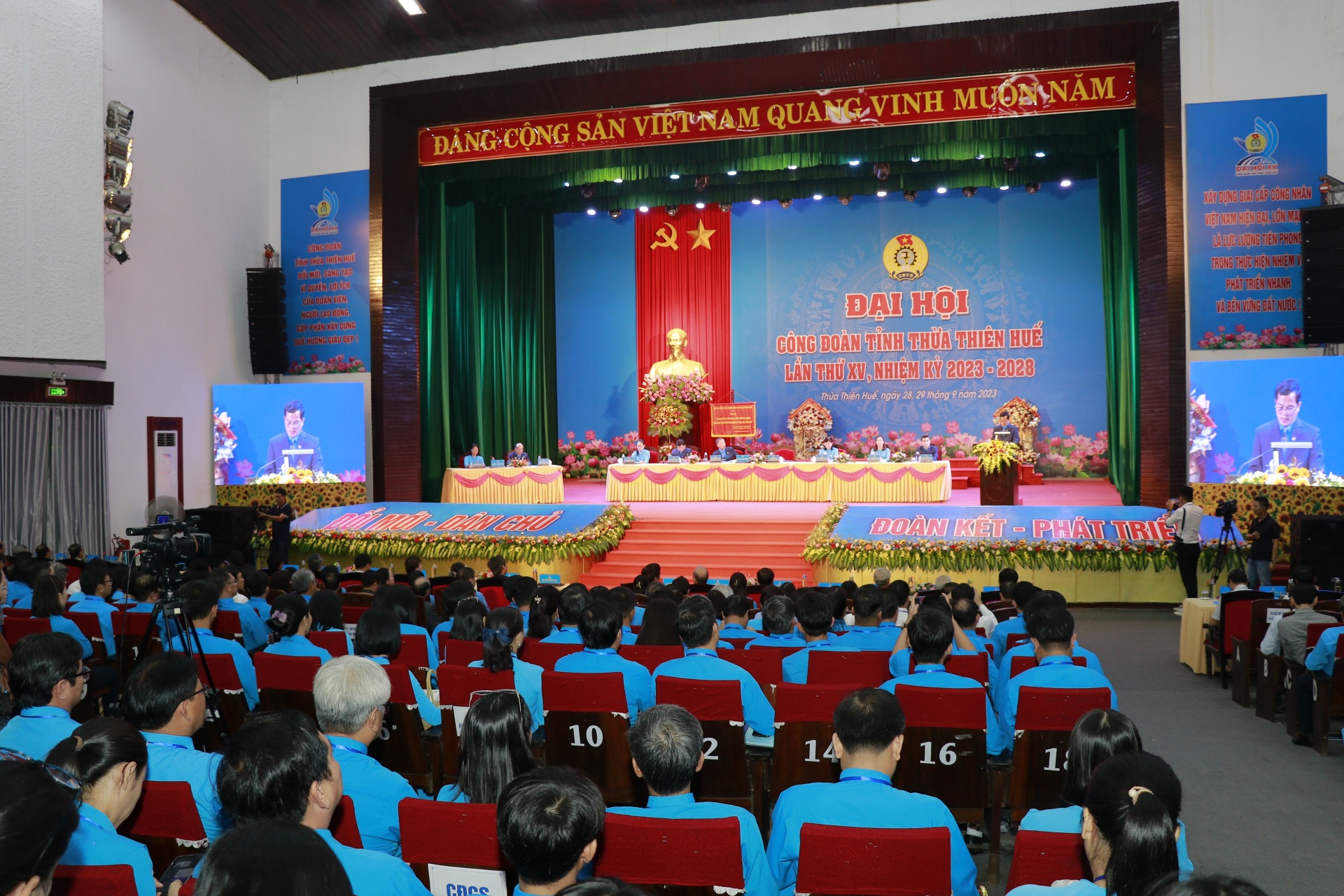 Đại hội Công đoàn Thừa Thiên Huế lần thứ XV: Trang trọng, phấn khởi Đại hội Công đoàn Thừa Thiên Huế lần thứ XV: Trang trọng, phấn khởi