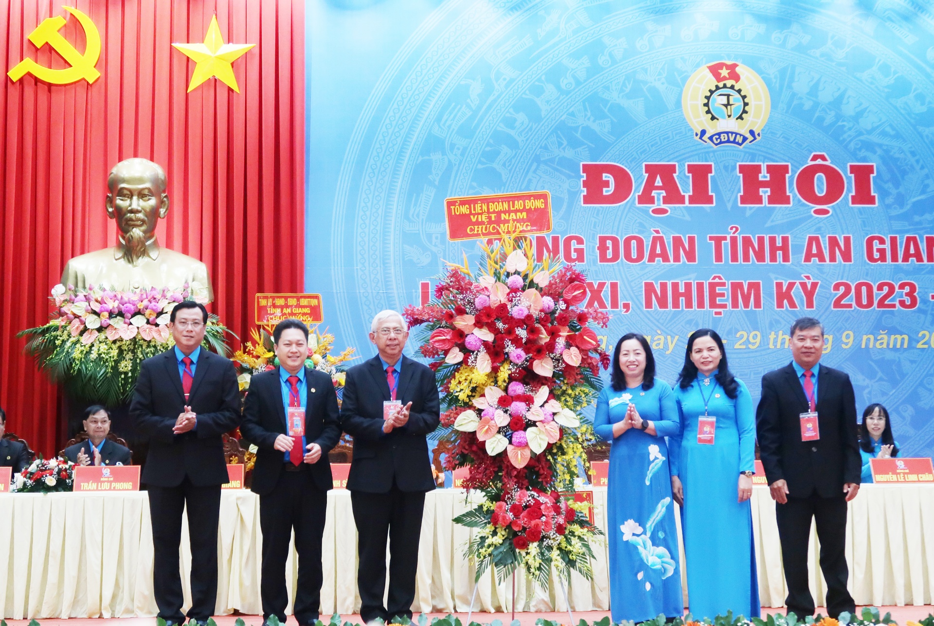 Đồng chí Lâm Thành Sĩ được bầu giữ chức Chủ tịch LĐLĐ tỉnh An Giang Đồng chí Lâm Thành Sĩ được bầu giữ chức Chủ tịch LĐLĐ tỉnh An Giang