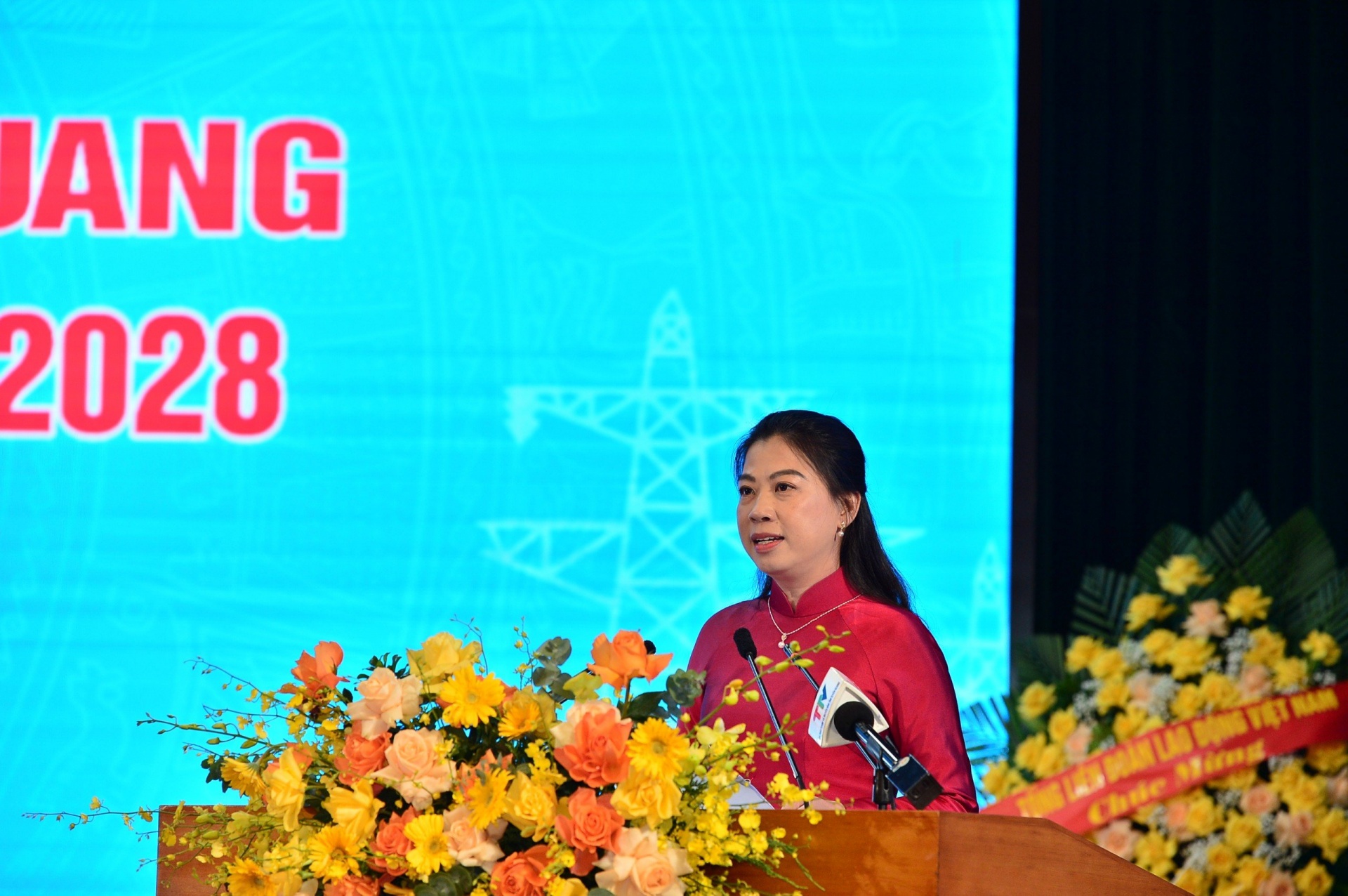 Tiếp tục đổi mới vì mục tiêu xây dựng Tuyên Quang phát triển Tiếp tục đổi mới vì mục tiêu xây dựng Tuyên Quang phát triển