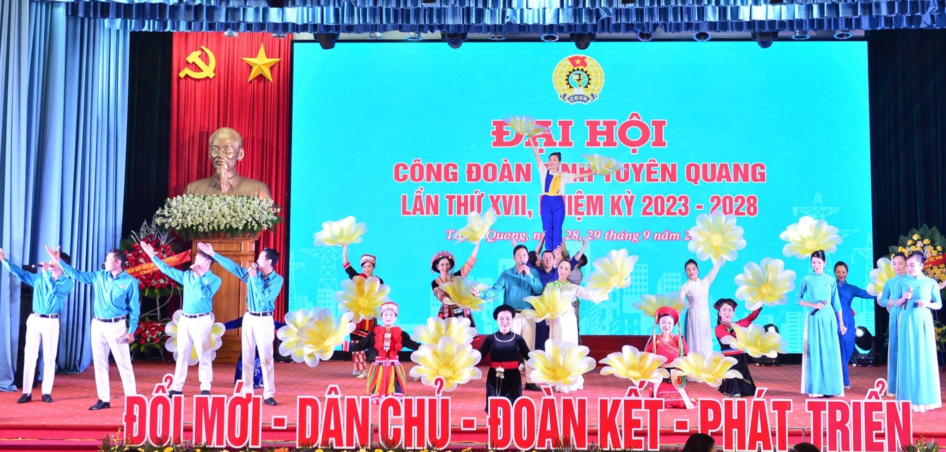 Tiếp tục đổi mới vì mục tiêu xây dựng Tuyên Quang phát triển Tiếp tục đổi mới vì mục tiêu xây dựng Tuyên Quang phát triển