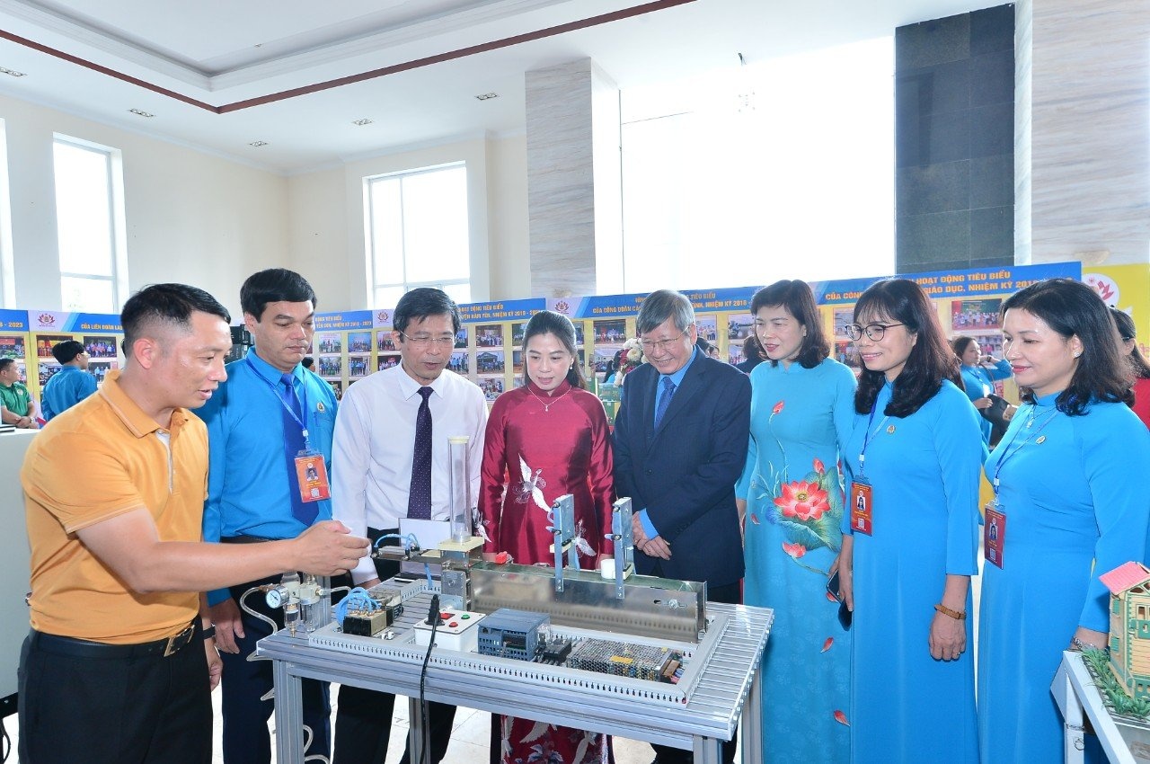 Tiếp tục đổi mới vì mục tiêu xây dựng Tuyên Quang phát triển Tiếp tục đổi mới vì mục tiêu xây dựng Tuyên Quang phát triển