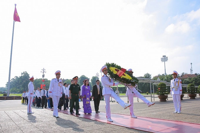 Đoàn đại biểu Công đoàn Dầu khí vào lăng viếng Chủ tịch Hồ Chí Minh Đoàn đại biểu Công đoàn Dầu khí vào lăng viếng Chủ tịch Hồ Chí Minh