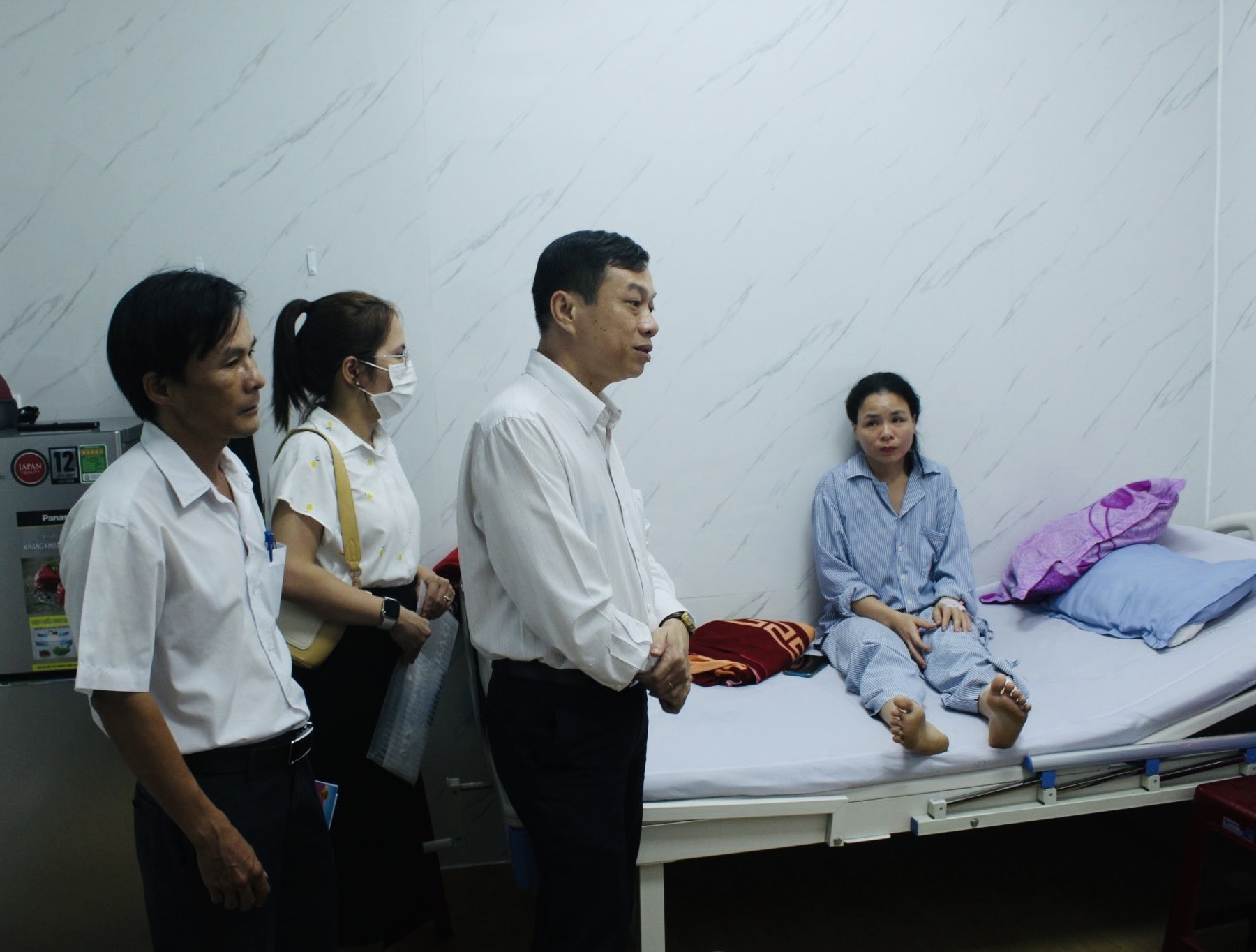 Quảng Ngãi: Công đoàn thăm hỏi, tặng quà cho hai nữ lao công bị bắn Quảng Ngãi: Công đoàn thăm hỏi, tặng quà cho hai nữ lao công bị bắn