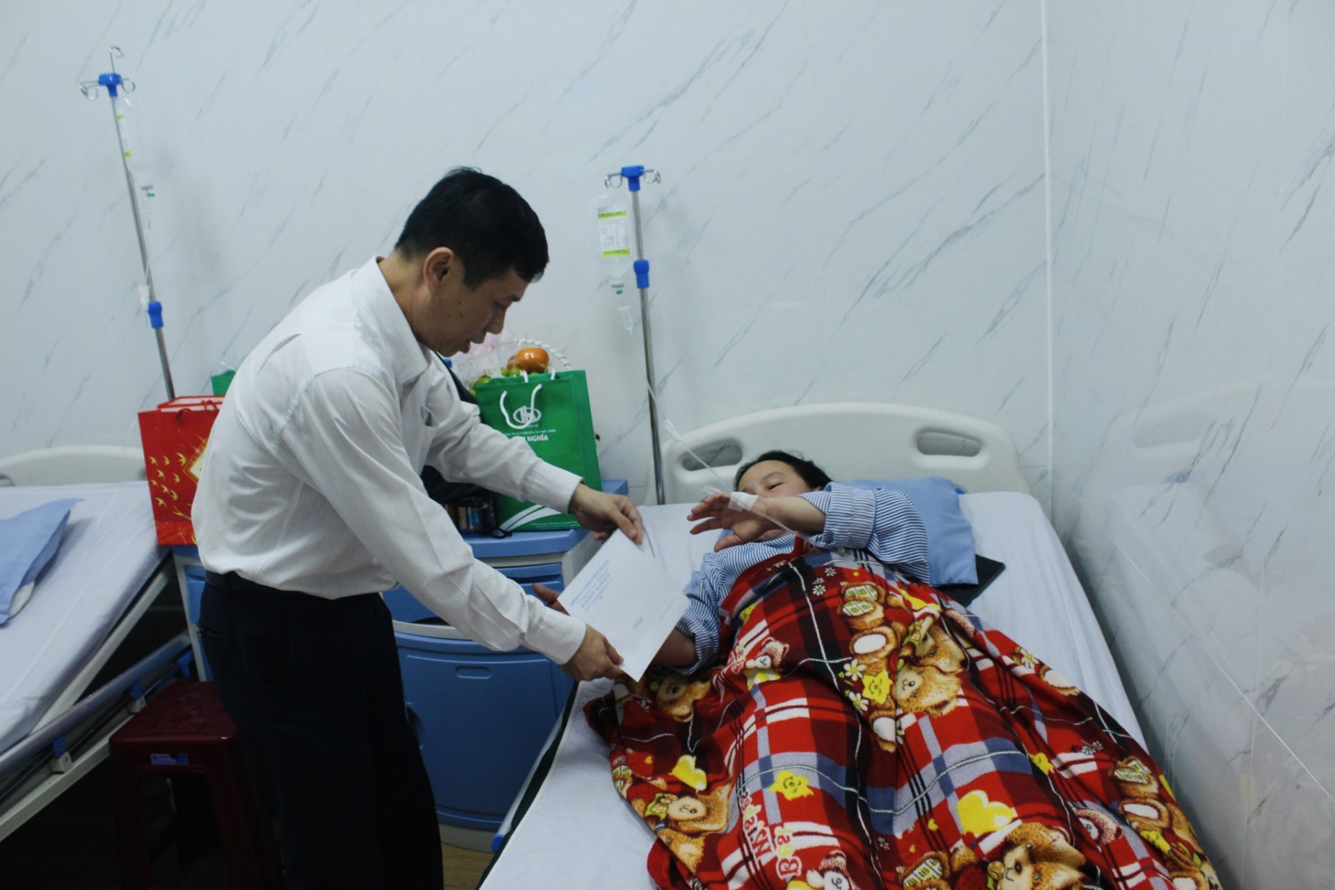 Quảng Ngãi: Công đoàn thăm hỏi, tặng quà cho hai nữ lao công bị bắn Quảng Ngãi: Công đoàn thăm hỏi, tặng quà cho hai nữ lao công bị bắn