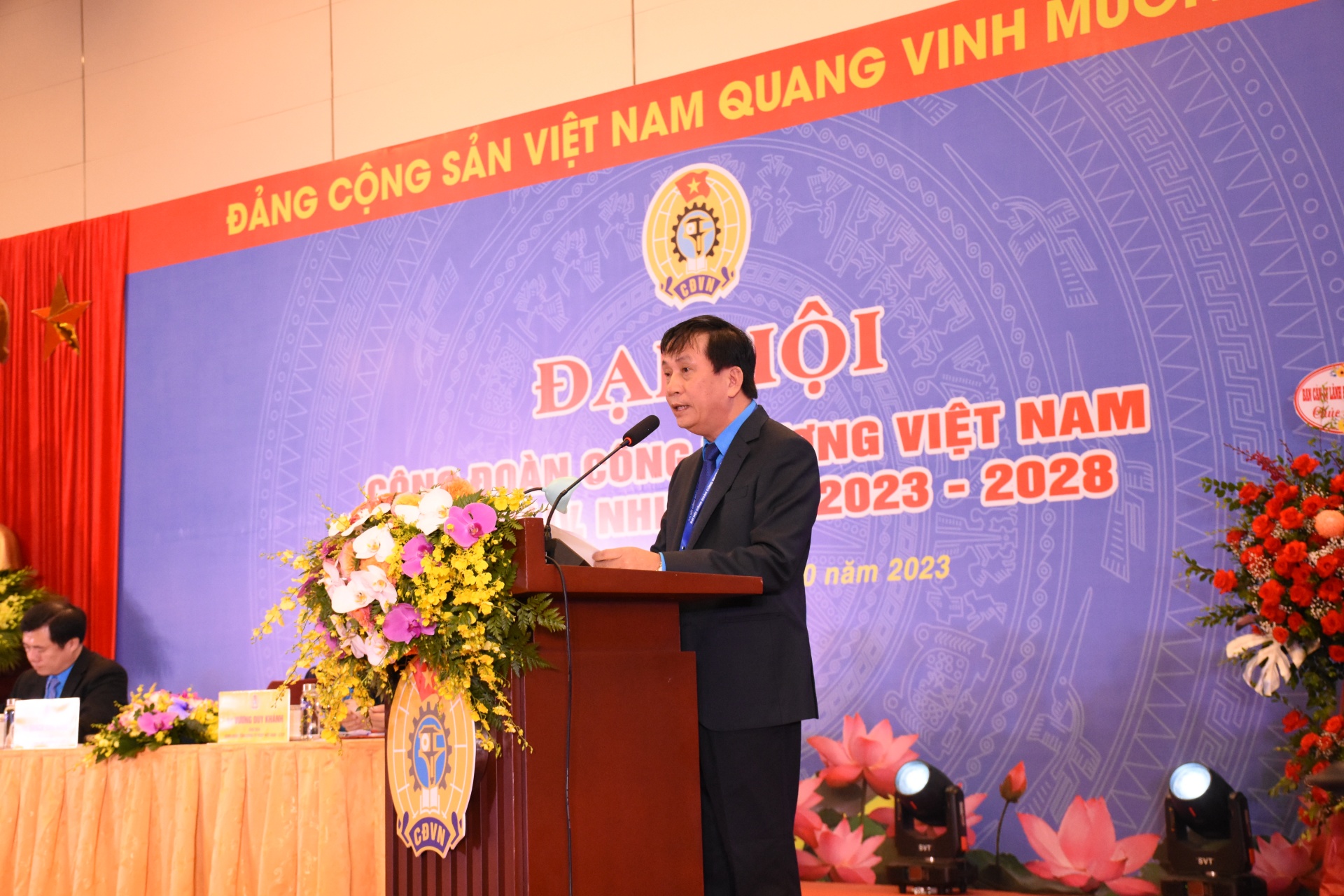 Hướng về cơ sở, lấy cơ sở làm trung tâm Hướng về cơ sở, lấy cơ sở làm trung tâm