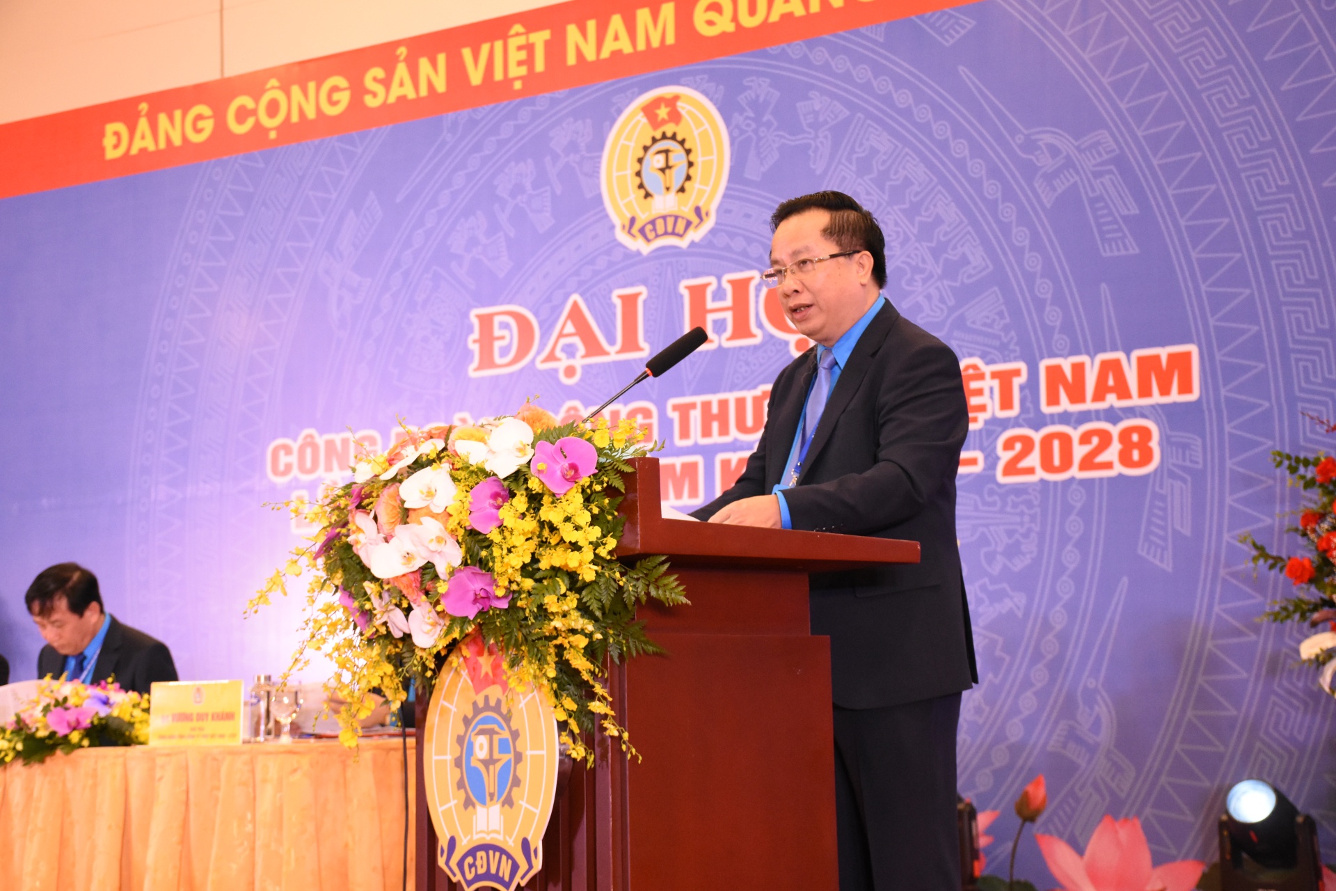 Hướng về cơ sở, lấy cơ sở làm trung tâm Hướng về cơ sở, lấy cơ sở làm trung tâm