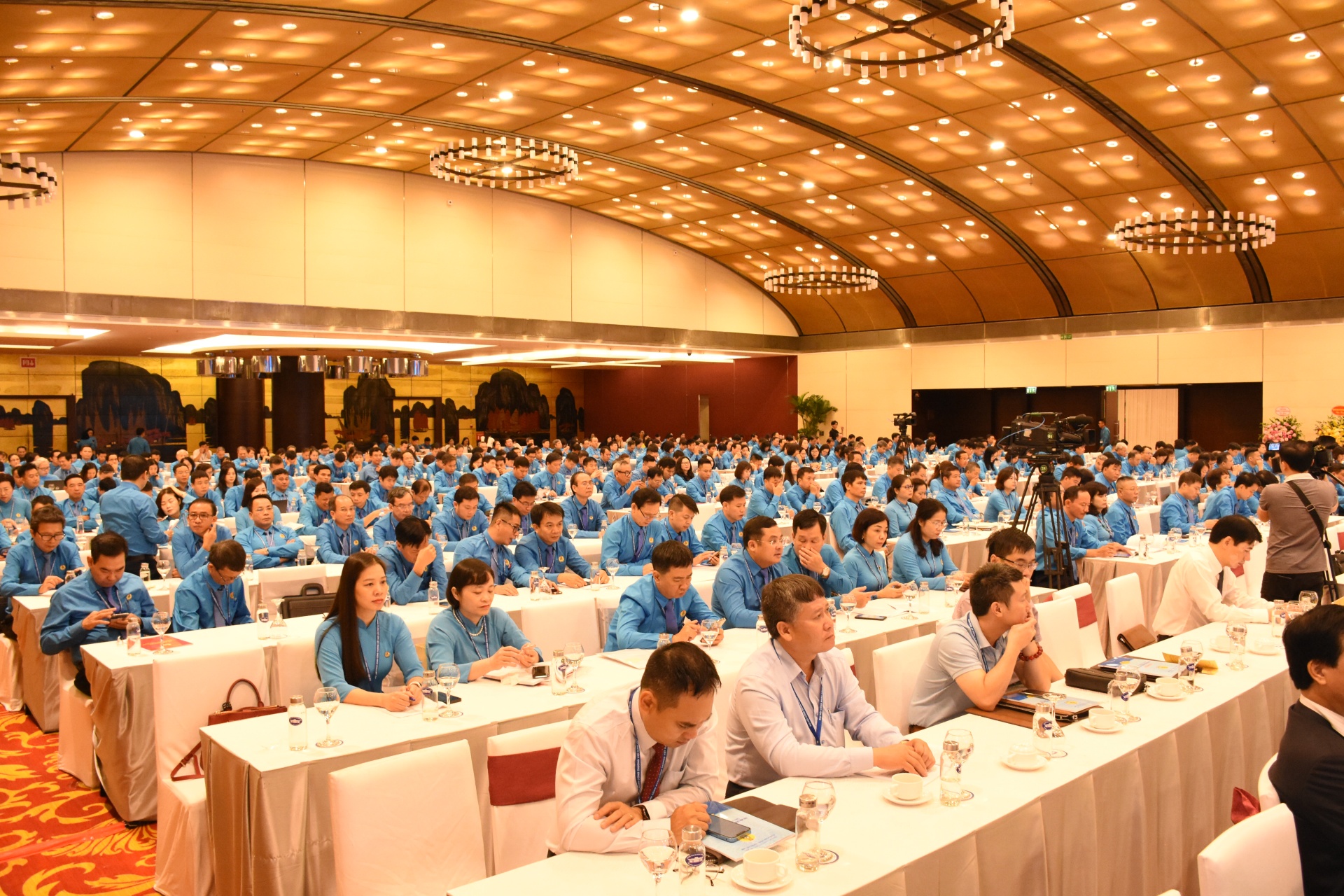 Hướng về cơ sở, lấy cơ sở làm trung tâm Hướng về cơ sở, lấy cơ sở làm trung tâm