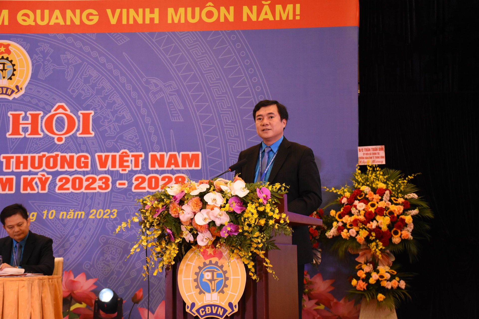 Hướng về cơ sở, lấy cơ sở làm trung tâm Hướng về cơ sở, lấy cơ sở làm trung tâm