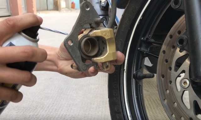 5 bộ phận công nhân cần kiểm tra khi xe máy bị ngập nước 5 bộ phận công nhân cần kiểm tra khi xe máy bị ngập nước