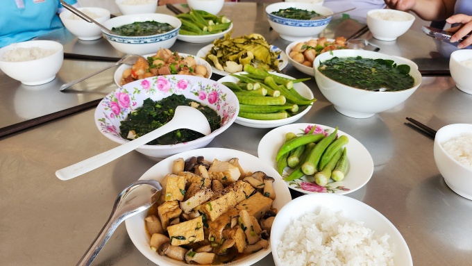 “Mâm cơm gia đình” gắn kết cán bộ, công nhân viên “Mâm cơm gia đình” gắn kết cán bộ, công nhân viên