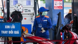 Giá xăng ngày mai dự báo sẽ tiếp tục giảm mạnh trên 1.000 đồng/lít