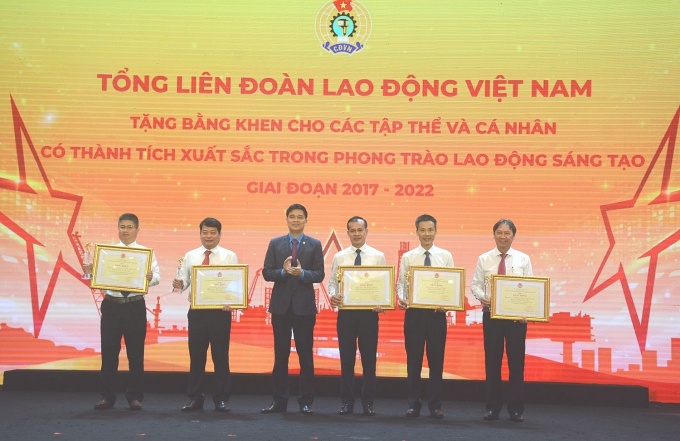 Xây dựng cơ chế thi đua khen thưởng đột phá góp phần đưa công trình, dự án về đích Xây dựng cơ chế thi đua khen thưởng đột phá góp phần đưa công trình, dự án về đích