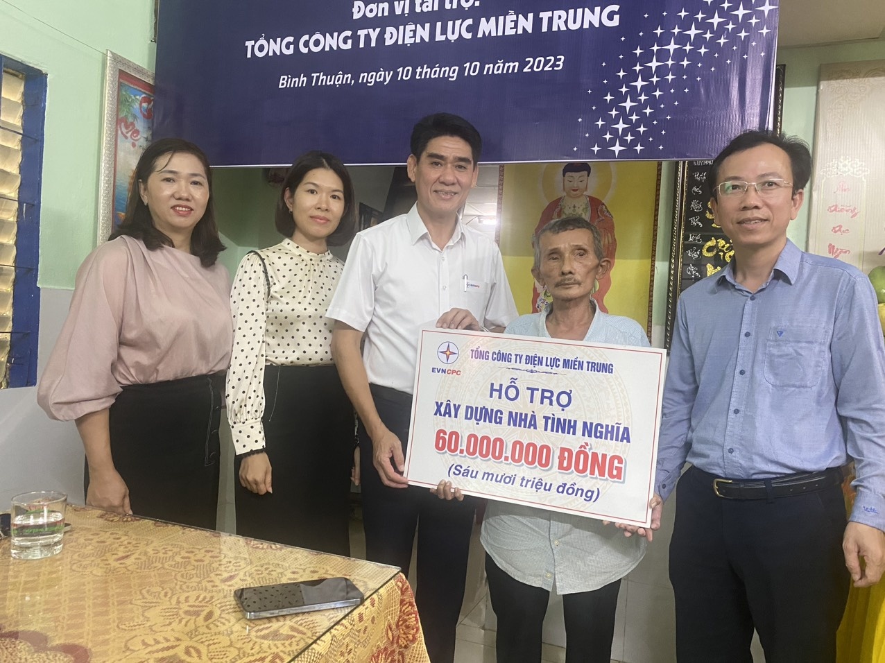 Ấm áp những ngôi nhà tình nghĩa ngành điện tặng người nghèo ở miền Trung