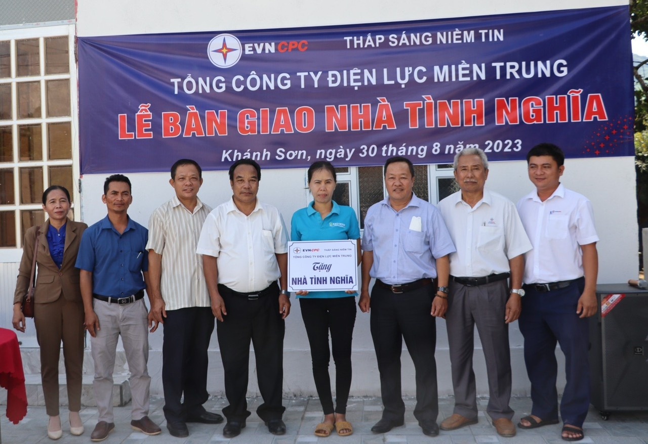 Ấm áp những ngôi nhà tình nghĩa ngành điện tặng người nghèo ở miền Trung