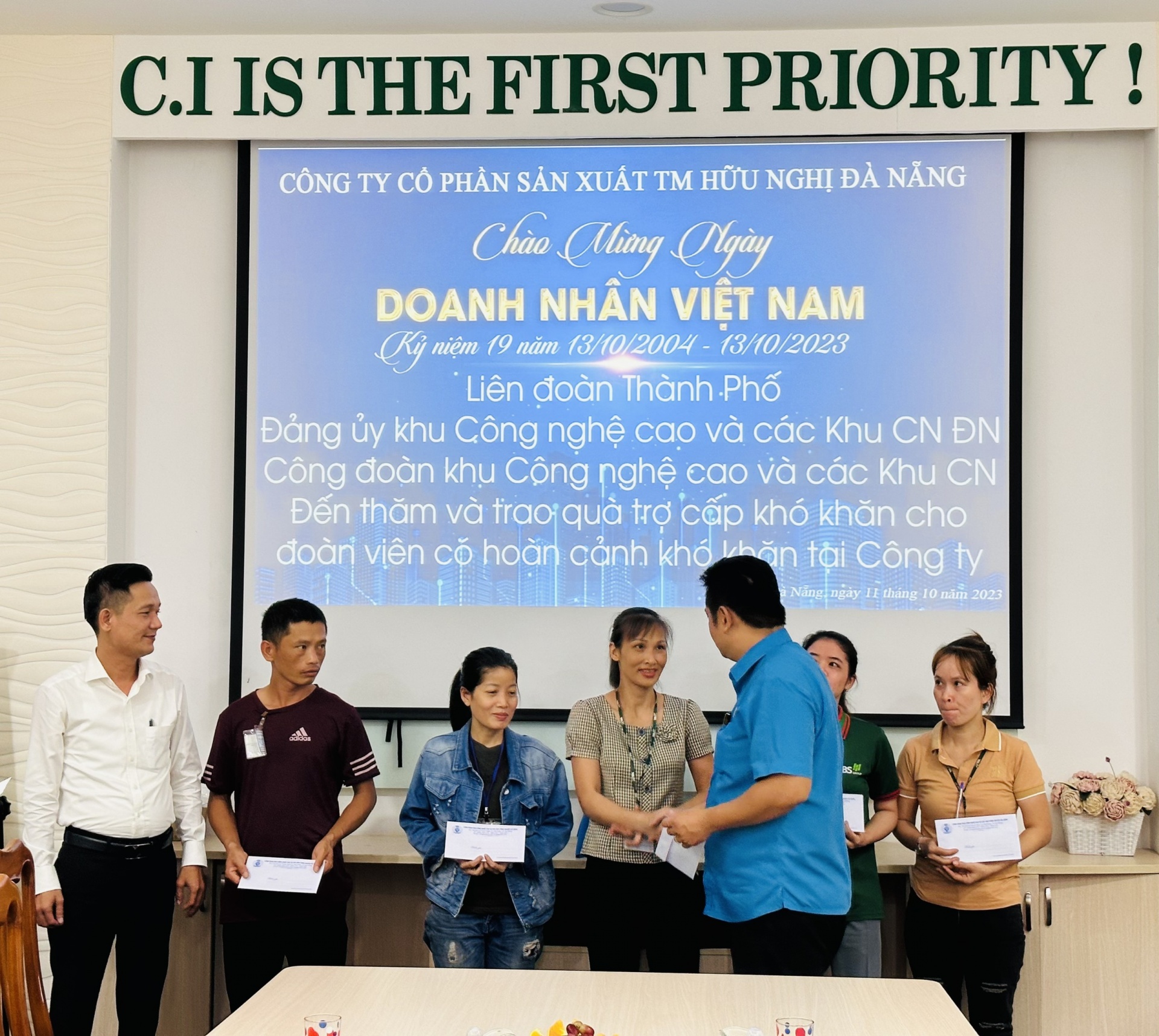 Đà Nẵng thăm hỏi doanh nghiệp, tặng quà công nhân khó khăn nhân ngày doanh nhân Việt Nam Đà Nẵng thăm hỏi doanh nghiệp, tặng quà công nhân khó khăn nhân ngày doanh nhân Việt Nam