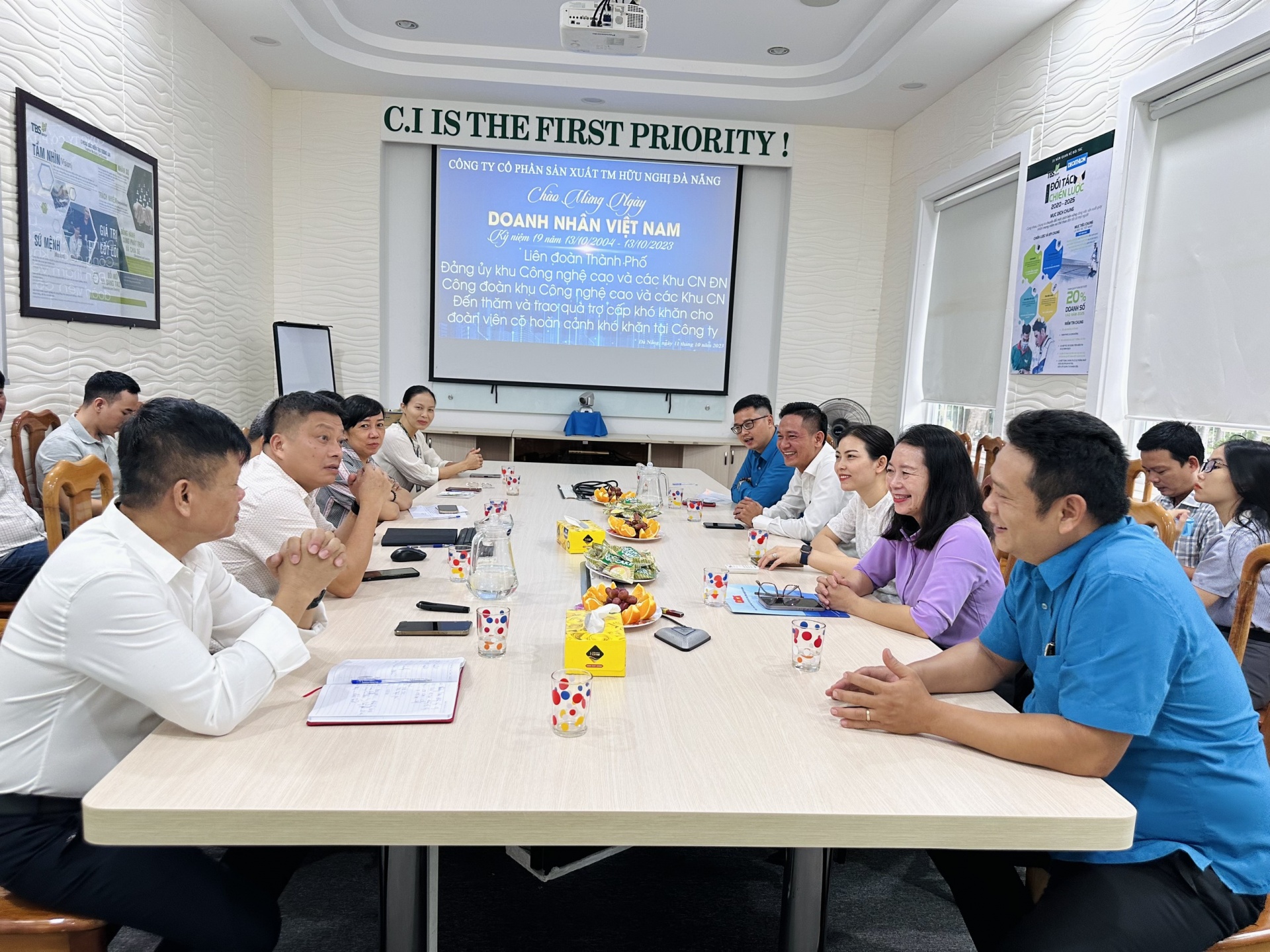 Đà Nẵng thăm hỏi doanh nghiệp, tặng quà công nhân khó khăn nhân ngày doanh nhân Việt Nam Đà Nẵng thăm hỏi doanh nghiệp, tặng quà công nhân khó khăn nhân ngày doanh nhân Việt Nam