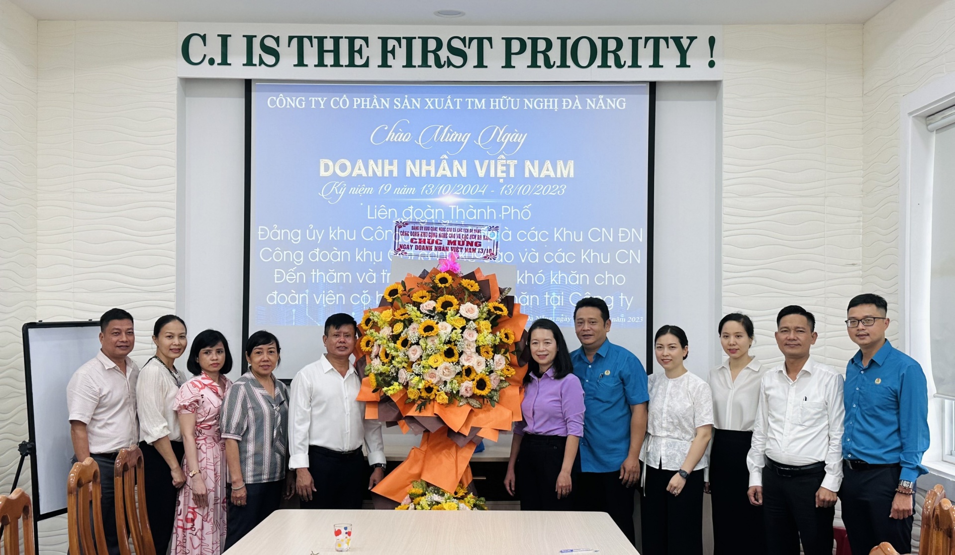 Đà Nẵng thăm hỏi doanh nghiệp, tặng quà công nhân khó khăn nhân ngày doanh nhân Việt Nam Đà Nẵng thăm hỏi doanh nghiệp, tặng quà công nhân khó khăn nhân ngày doanh nhân Việt Nam