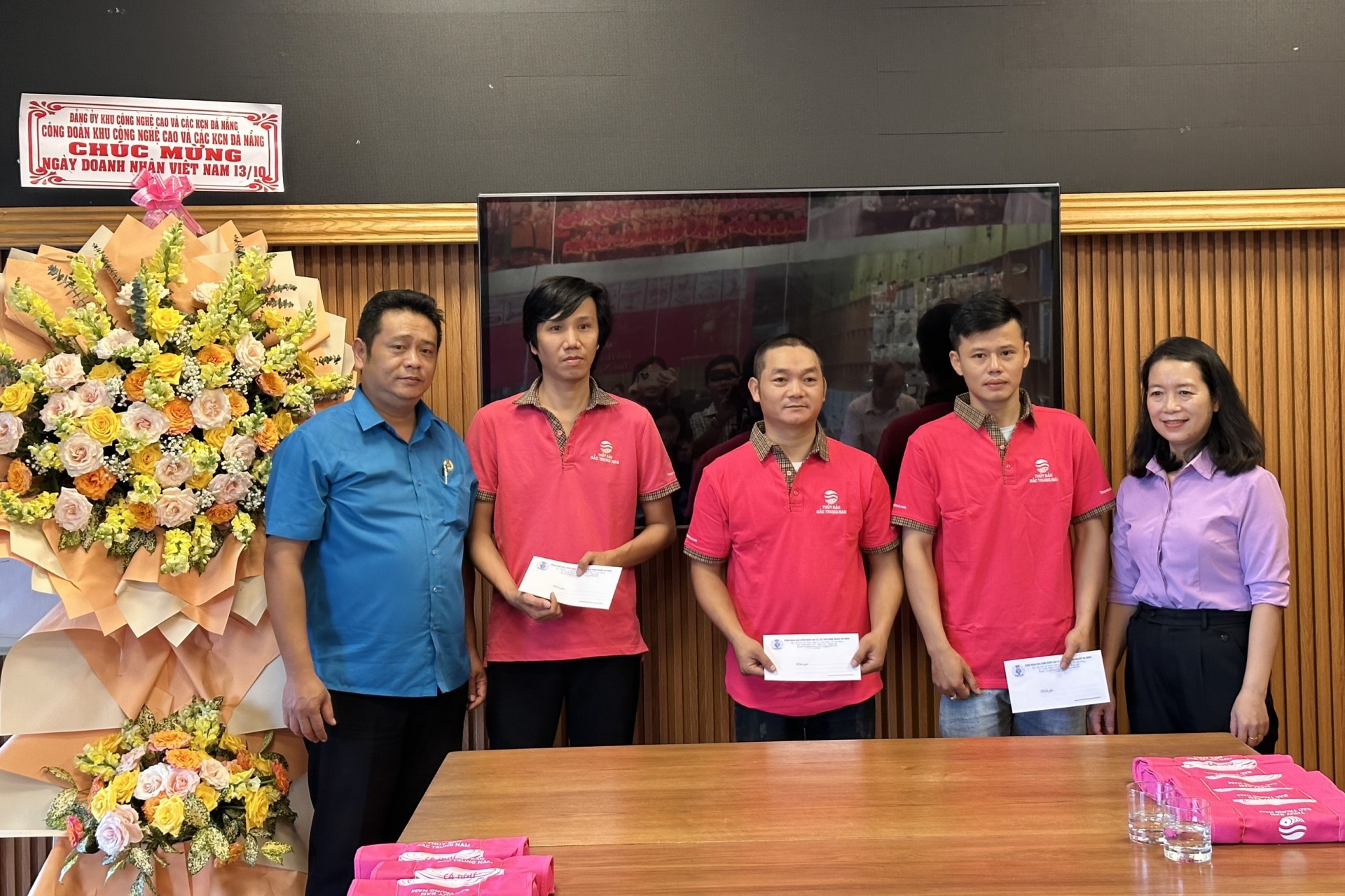 Đà Nẵng thăm hỏi doanh nghiệp, tặng quà công nhân khó khăn nhân ngày doanh nhân Việt Nam Đà Nẵng thăm hỏi doanh nghiệp, tặng quà công nhân khó khăn nhân ngày doanh nhân Việt Nam