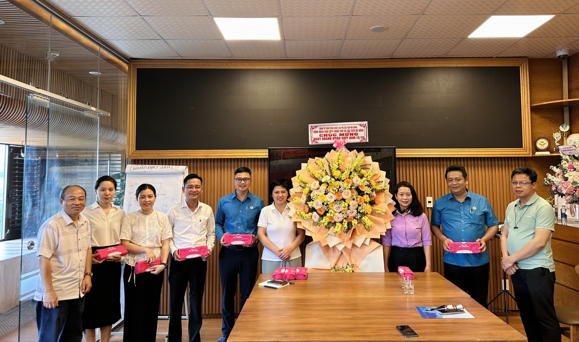 Đà Nẵng thăm hỏi doanh nghiệp, tặng quà công nhân khó khăn nhân ngày doanh nhân Việt Nam Đà Nẵng thăm hỏi doanh nghiệp, tặng quà công nhân khó khăn nhân ngày doanh nhân Việt Nam