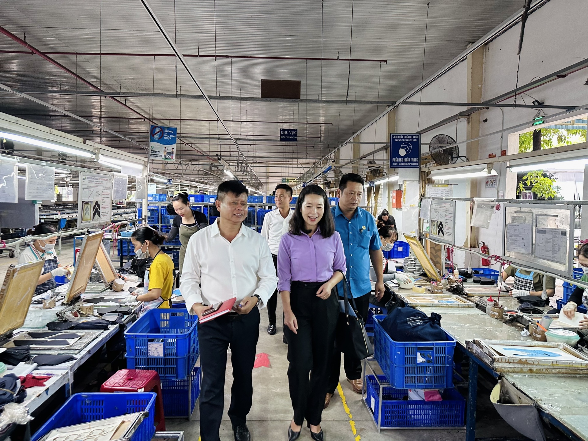 Đà Nẵng thăm hỏi doanh nghiệp, tặng quà công nhân khó khăn nhân ngày doanh nhân Việt Nam Đà Nẵng thăm hỏi doanh nghiệp, tặng quà công nhân khó khăn nhân ngày doanh nhân Việt Nam