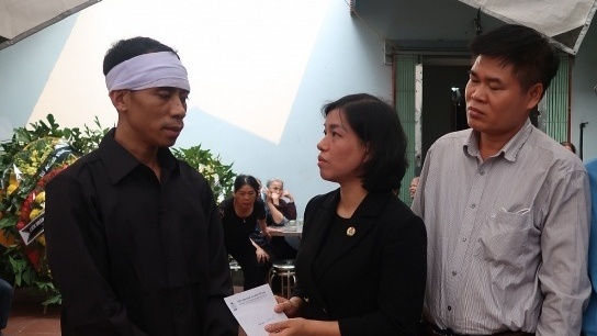 Bồi thường hơn 800 triệu đồng cho công nhân tử vong do ngộ độc khí Methanol