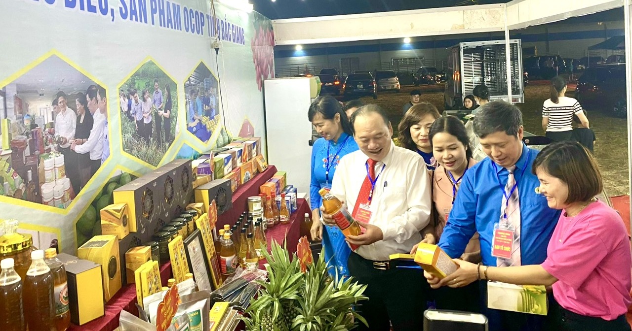 Chủ tịch LĐLĐ TP. Hà Nội thăm, tặng quà cho gia đình công nhân khó khăn Chủ tịch LĐLĐ TP. Hà Nội thăm, tặng quà cho gia đình công nhân khó khăn