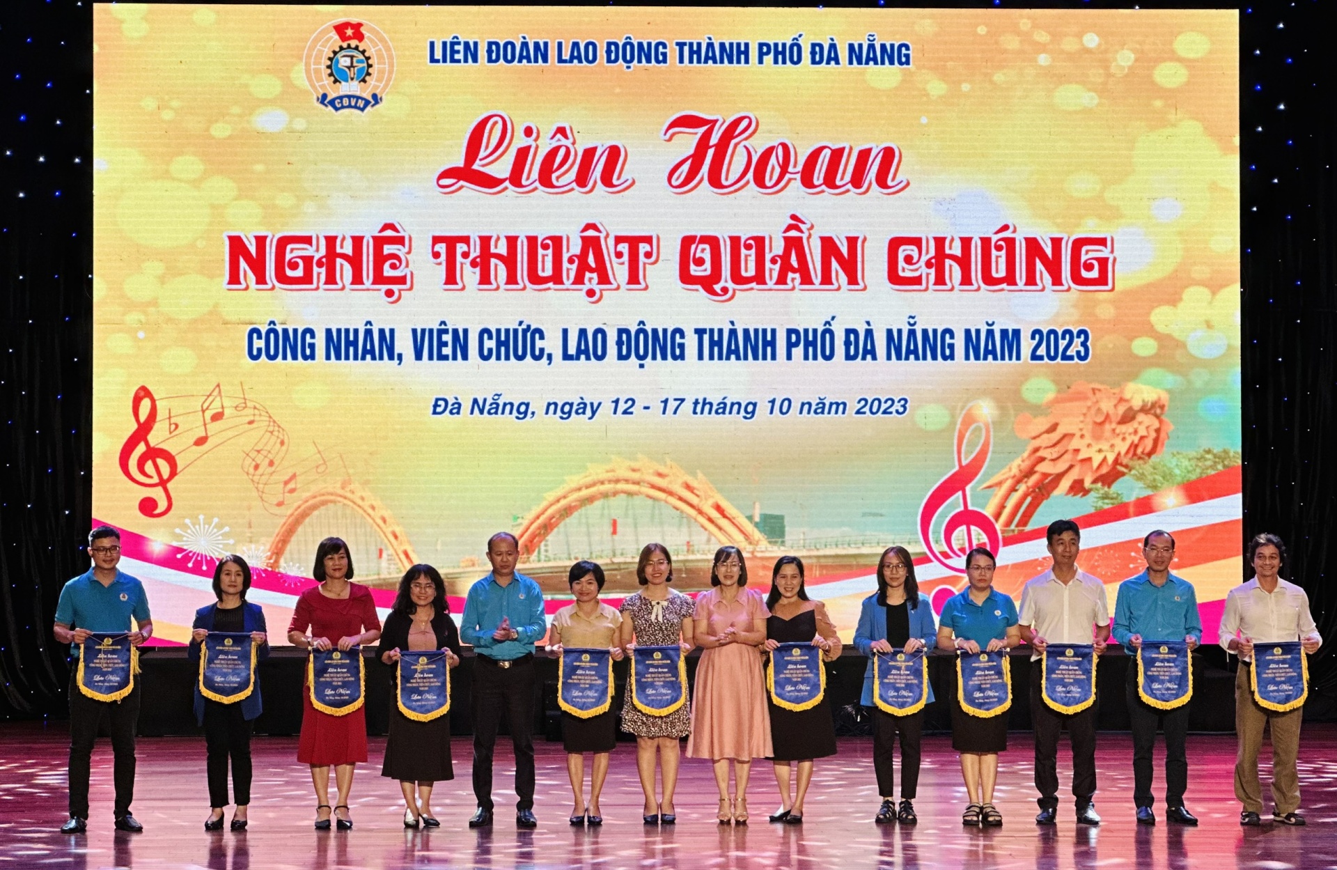 Ban tổ chức trao cờ lưu niệm đến các đội tham gia. Ảnh: P.NGUYÊN.