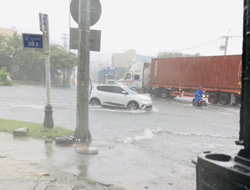 Đà Nẵng: Cổng chính Khu công nghiệp Hòa Khánh bị ngập sâu, nước chảy xiết