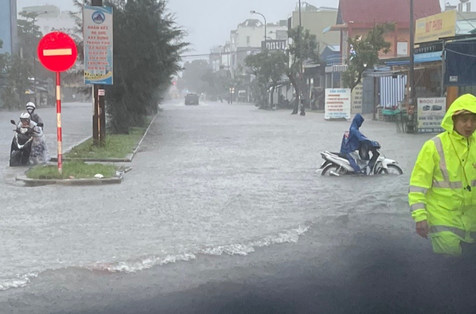 Cổng chính Khu công nghiệp Hòa Khánh bị ngập sâu, công nhân di chuyển khó khăn