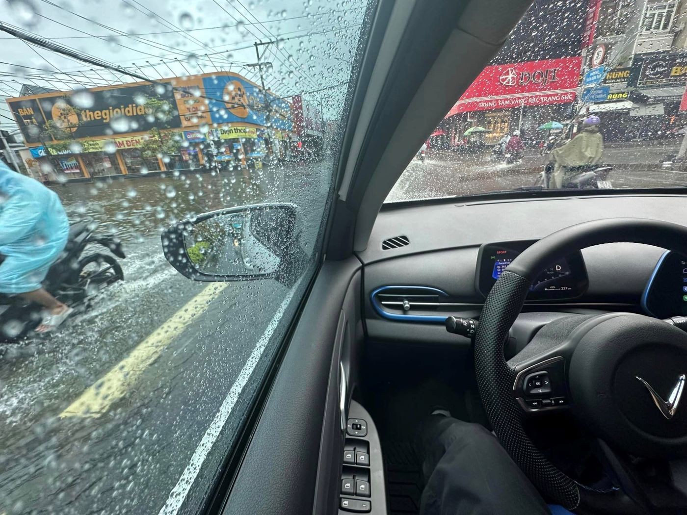 Chủ 5 xe Tesla đánh giá VinFast VF5 sau 1.000km đồng hành: "Giá thành rẻ so với những gì đem lại, nhưng phần mềm còn quá sơ sài" VinFast VF5 2