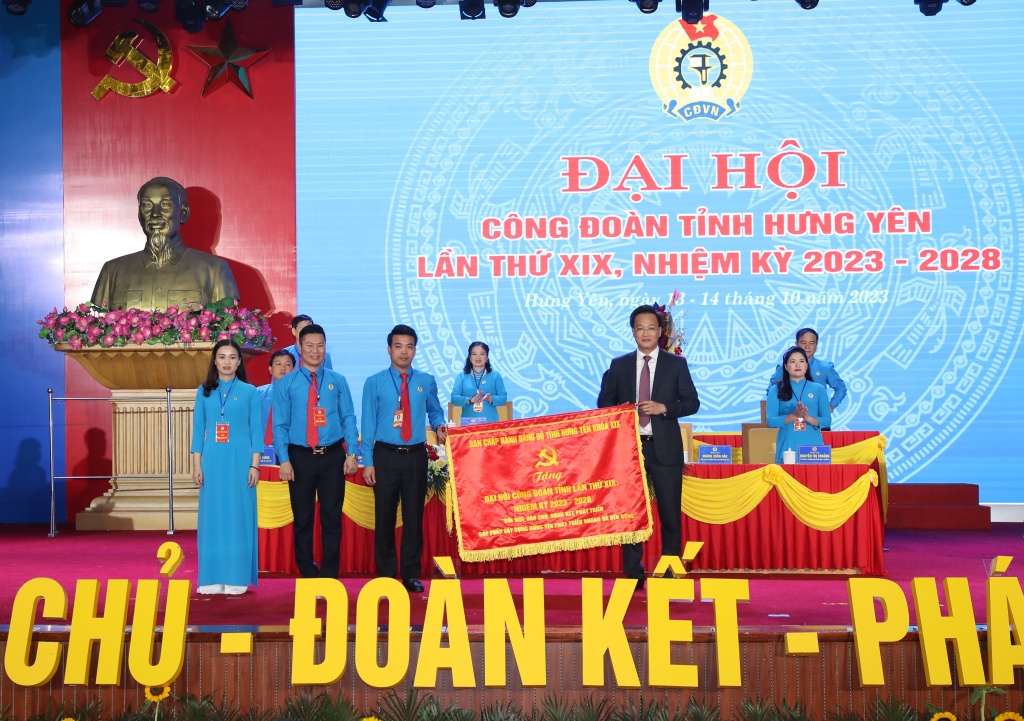 Đồng chí Lê Quang Toản tái cử chức vụ Chủ tịch LĐLĐ tỉnh Hưng Yên Đồng chí Lê Quang Toản tái cử chức vụ Chủ tịch LĐLĐ tỉnh Hưng Yên