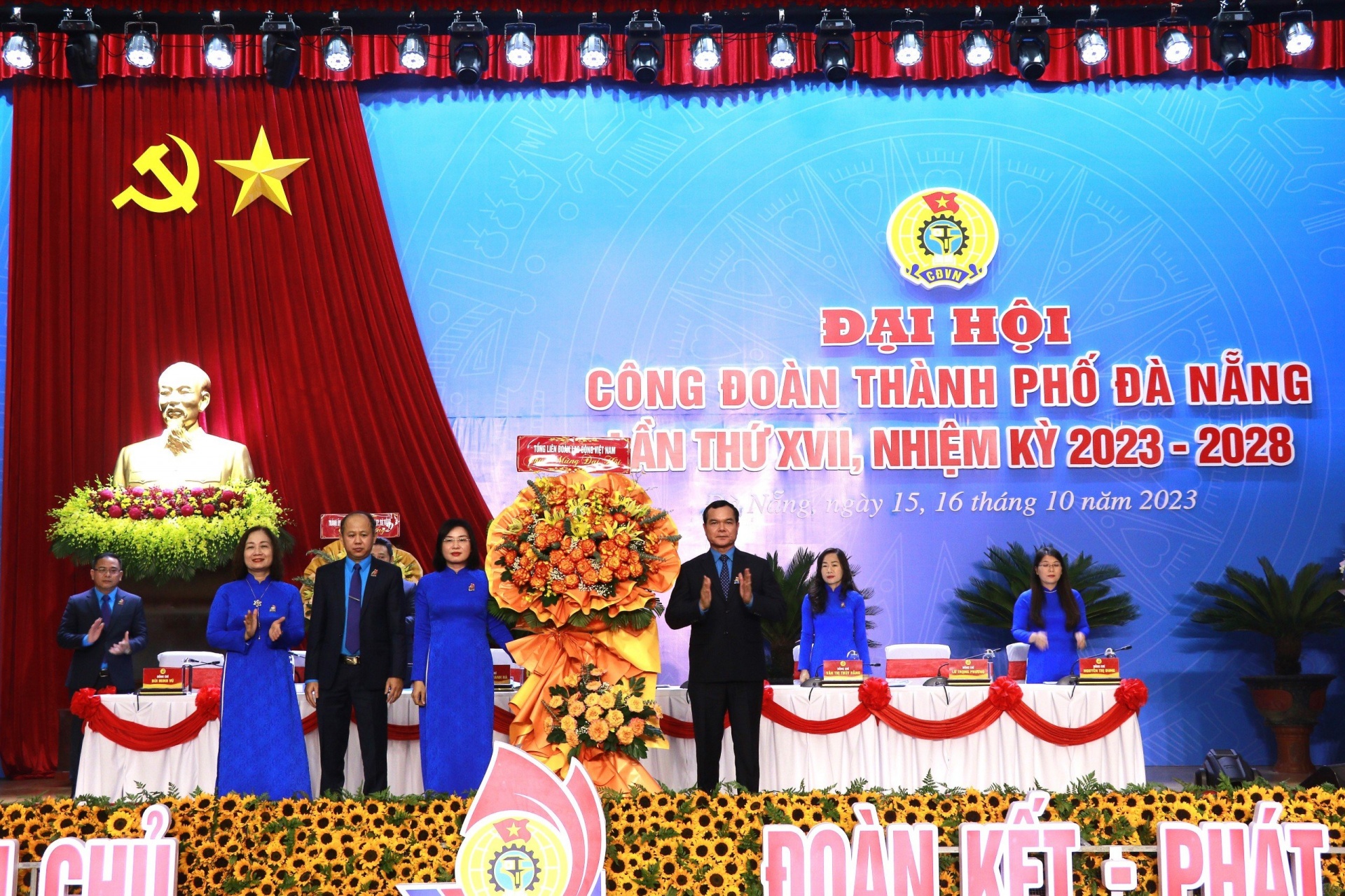 Chủ tịch Tổng LĐLĐ Việt Nam đề nghị TP Đà Nẵng cần ưu tiên nguồn lực để thực hiện các khâu đột phá Chủ tịch Tổng LĐLĐ Việt Nam đề nghị TP Đà Nẵng cần ưu tiên nguồn lực để thực hiện các khâu đột phá