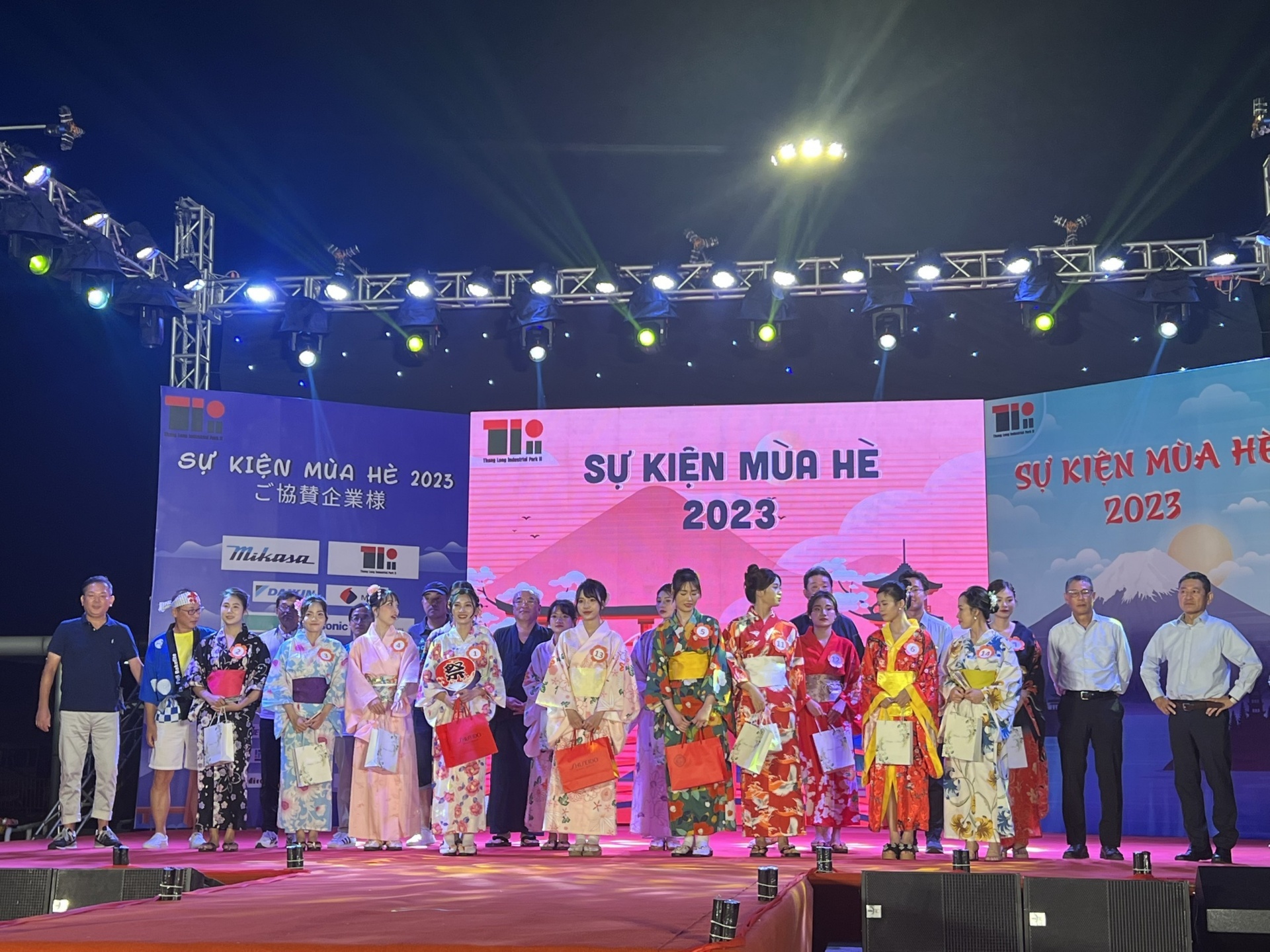 Làm công đoàn là để mang lại niềm vui cho anh em công nhân! Làm công đoàn là để mang lại niềm vui cho anh em công nhân!