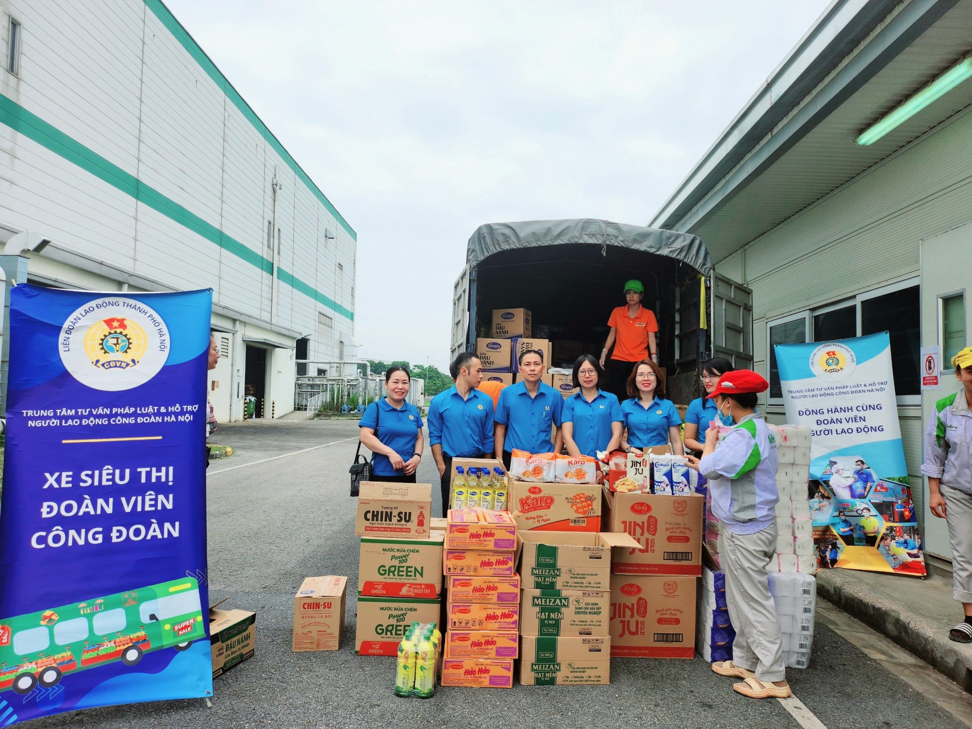 Những chuyến xe nghĩa tình đến với người lao động khó khăn Những chuyến xe nghĩa tình đến với người lao động khó khăn