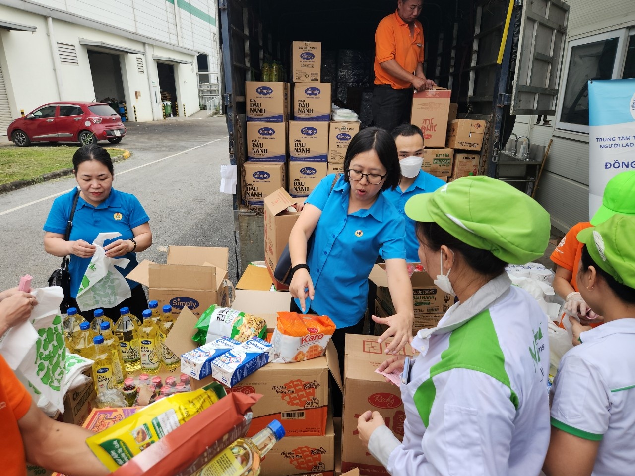 Những chuyến xe nghĩa tình đến với người lao động khó khăn Những chuyến xe nghĩa tình đến với người lao động khó khăn