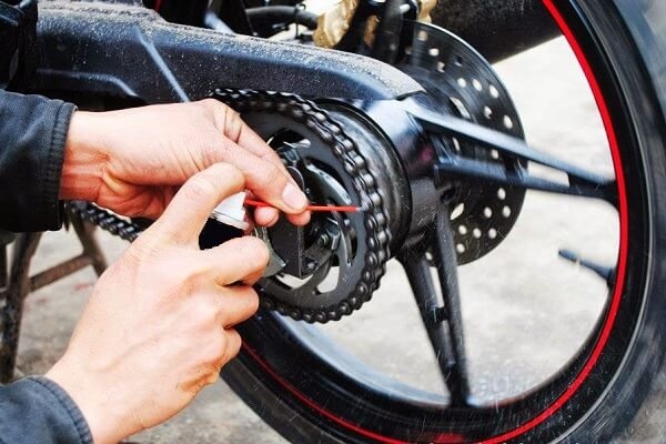 Xe máy thường xuyên di chuyển chậm trong phố cần lưu ý bảo dưỡng gì?