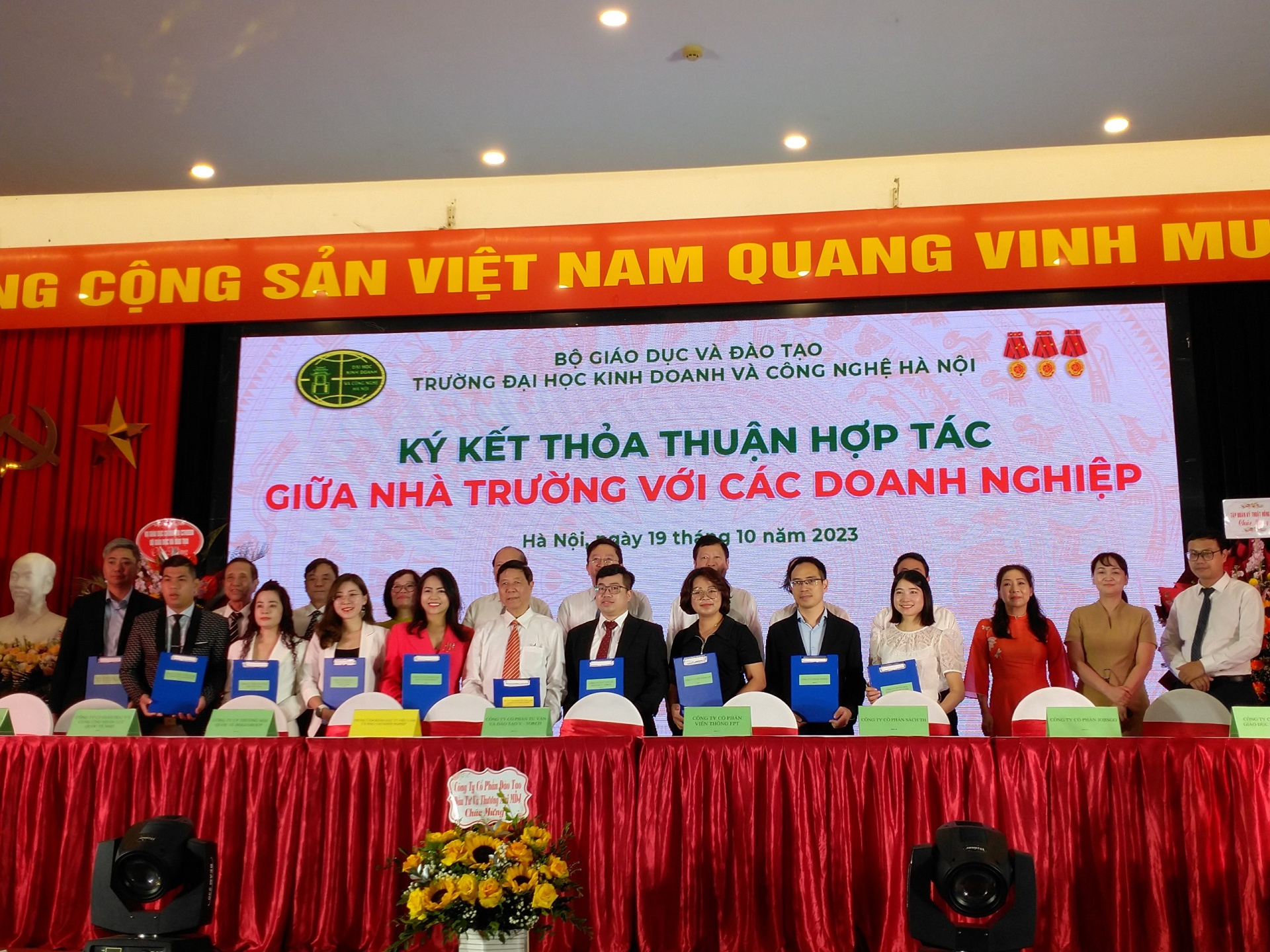 Nhà trường hợp tác với doanh nghiệp tạo việc làm cho sinh viên Nhà trường hợp tác với doanh nghiệp tạo việc làm cho sinh viên